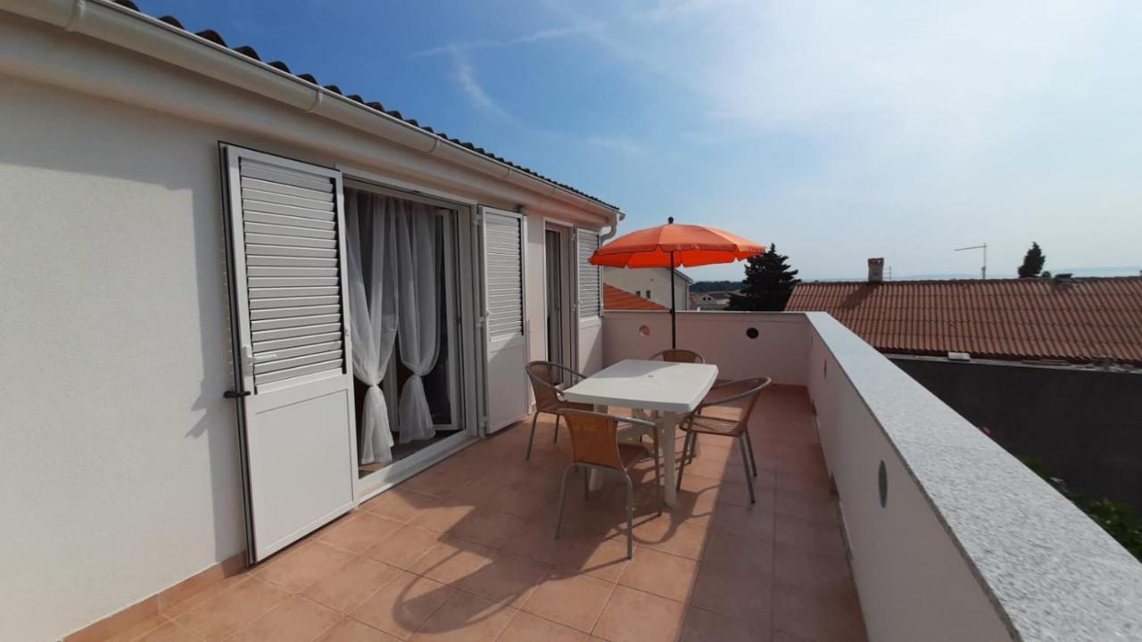Apartments Dado Новаля Екстериор снимка